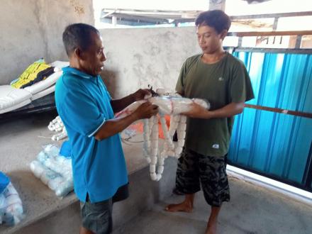 Penyerahan Bantuan Jaring cumi kepada warga nelayan Desa Anturan